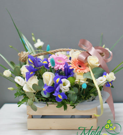 Композиция с фиолетовыми ирисами и белыми розами Фото 394x433